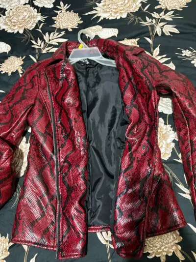 Chaqueta roja de diseño especial - miniatura 2