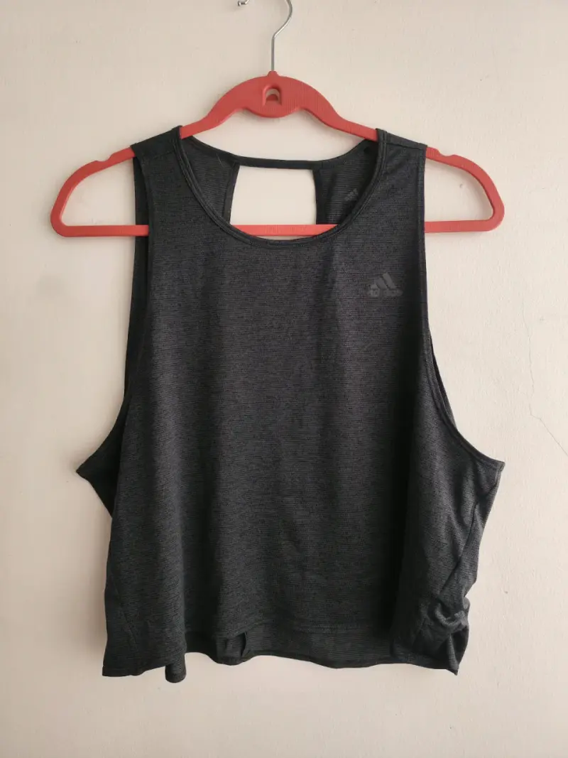 Polera deportiva gris Adidas