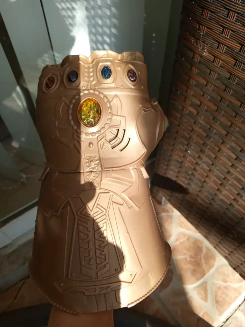Guantelete del infinito con gemas