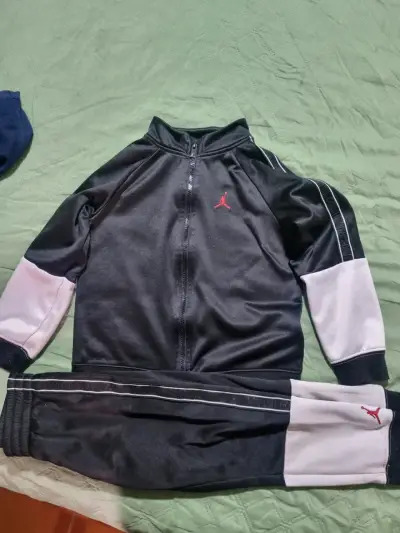 Conjunto deportivo de niño nike jordan talla 5-6 - miniatura 1