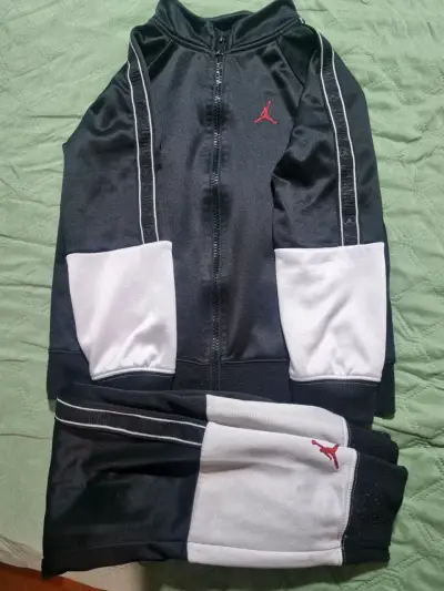 Conjunto deportivo de niño nike jordan talla 5-6 - miniatura 2