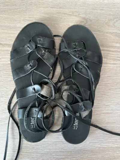 Sandalias negras de cuero usadas - miniatura 1