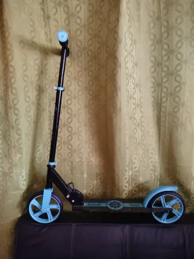 Scooter negro y azul - miniatura 1