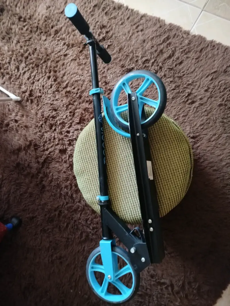 Scooter negro y azul - 2