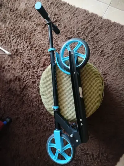 Scooter negro y azul - miniatura 2