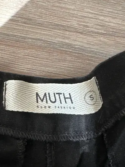 Short negro bordado marca Muth - miniatura 2