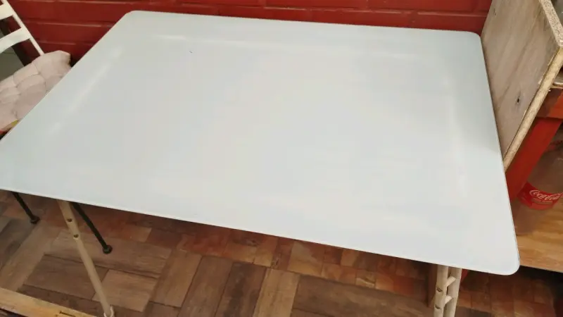 Mesa blanca amplia