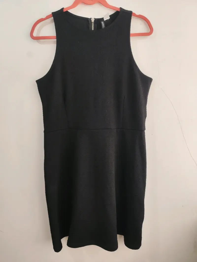 Vestido negro sin mangas - 1