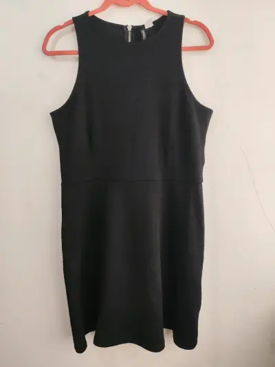 Vestido negro sin mangas - miniatura 1