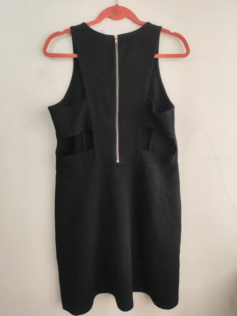 Vestido negro sin mangas - 2