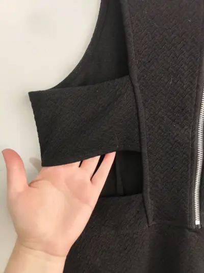 Vestido negro sin mangas - miniatura 3