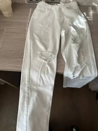 Pantalones blancos rajados - miniatura 2