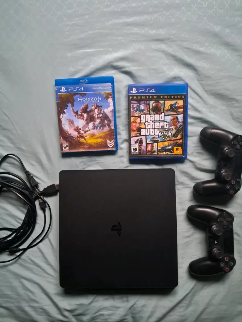 Consola PS4 con juegos y controles - 2
