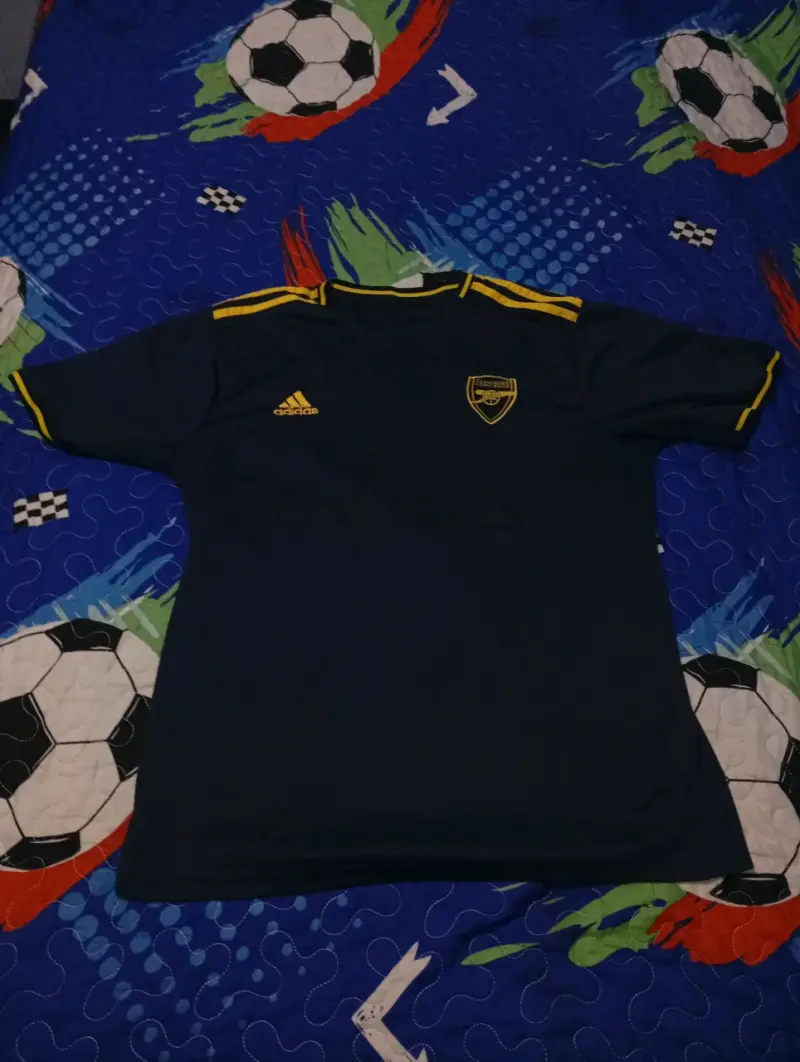 Polera deportiva azul y amarillo.Arsenal - 1
