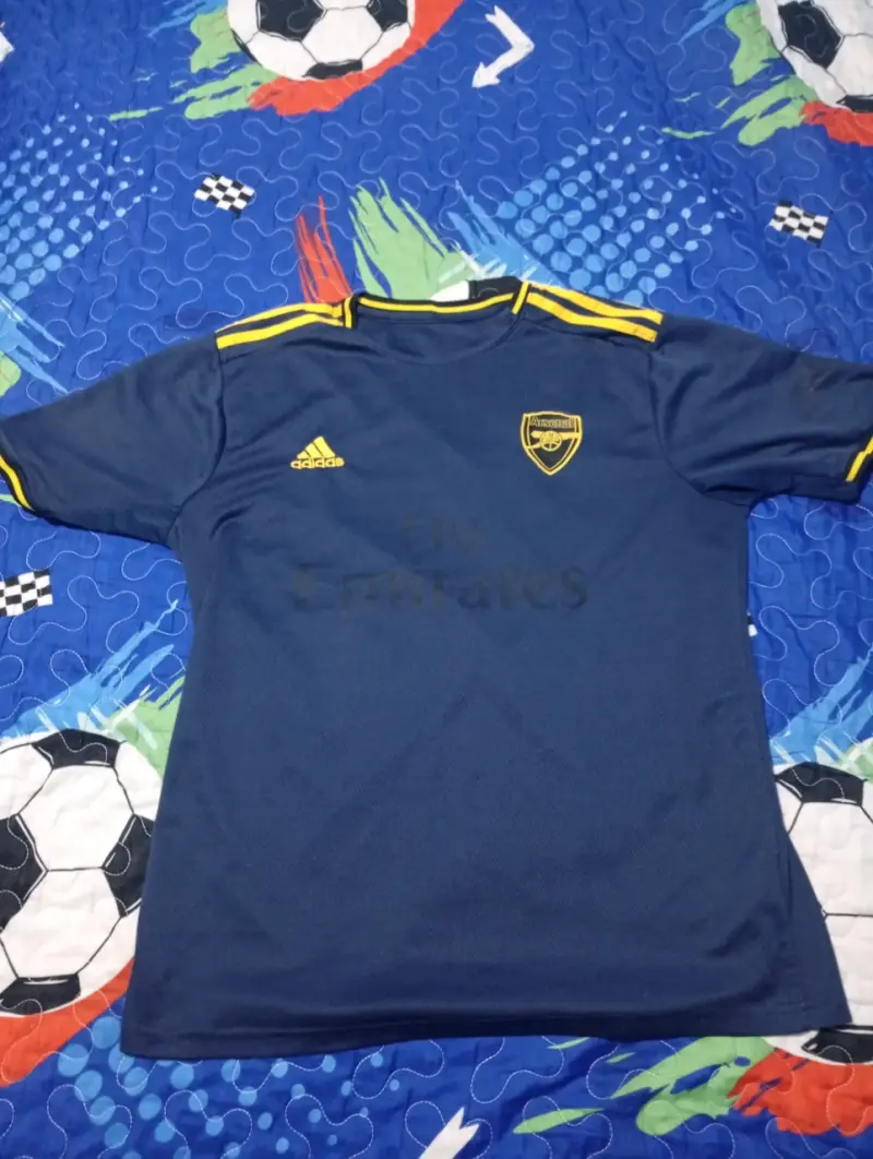 Polera deportiva azul y amarillo.Arsenal - 2