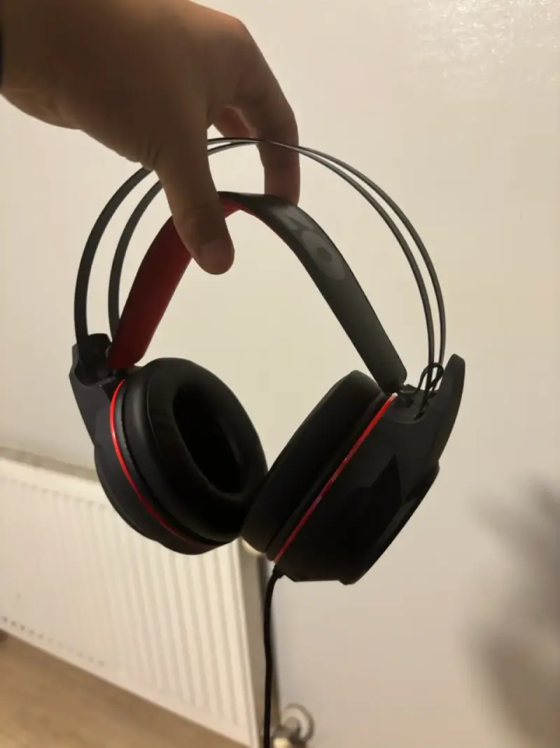 Audífonos gamer negros y rojos ozone - 1