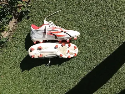 Botines de fútbol blancos y naranjas - miniatura 1