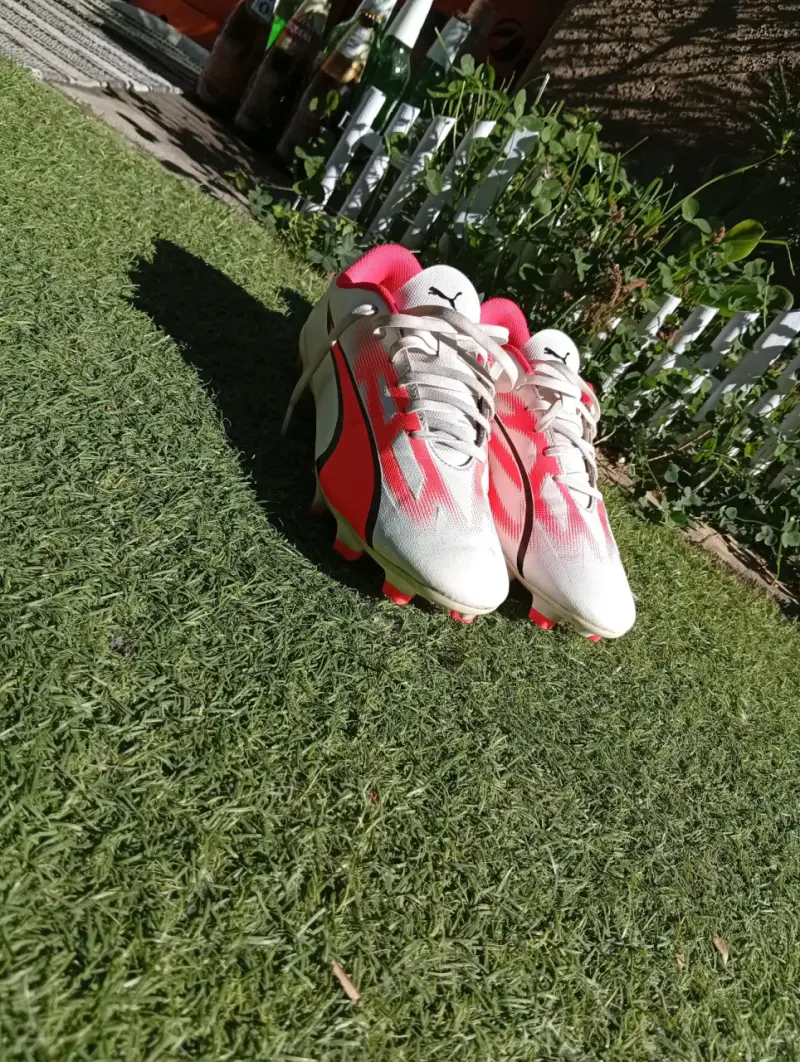 Botines de fútbol blancos y naranjas - 2