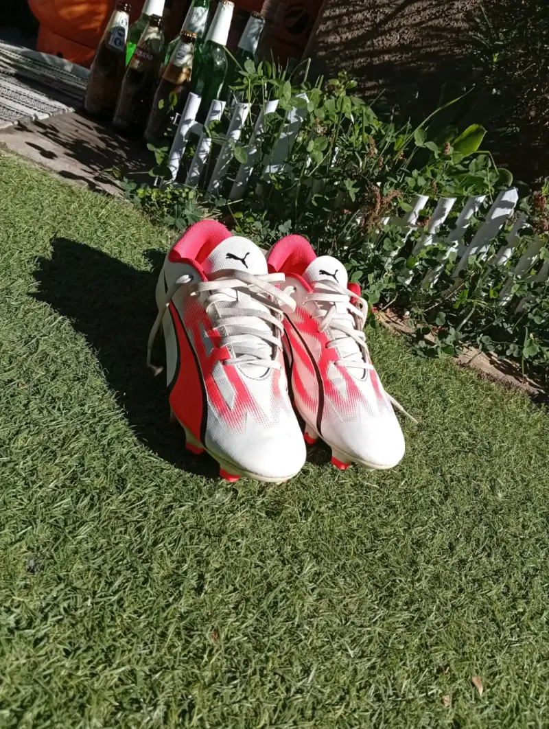 Botines de fútbol blancos y naranjas - 3