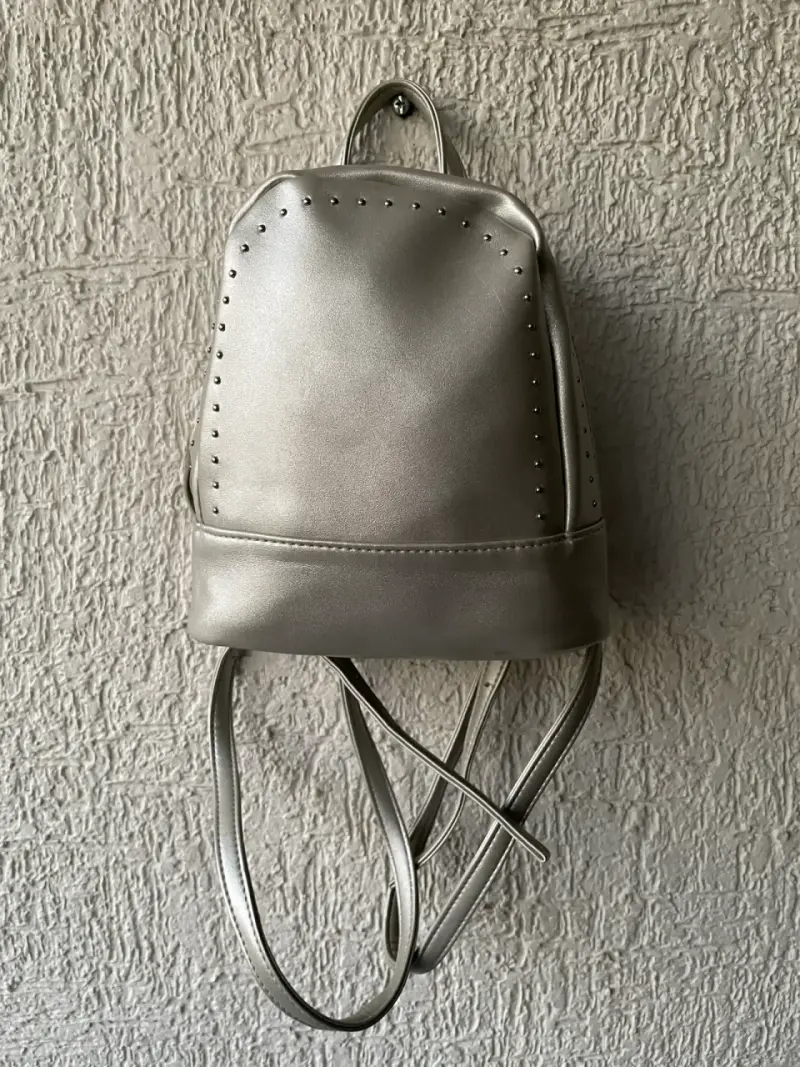 Mochila plateada con tachas - 1