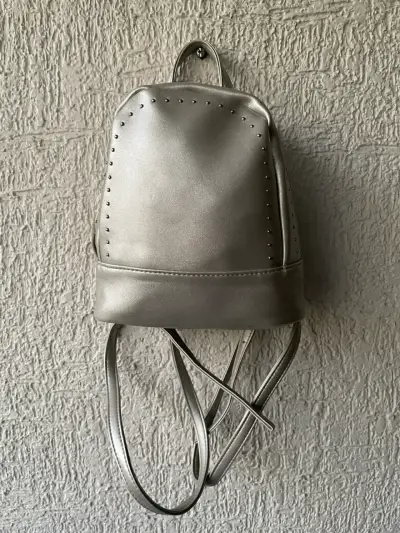 Mochila plateada con tachas - miniatura 1