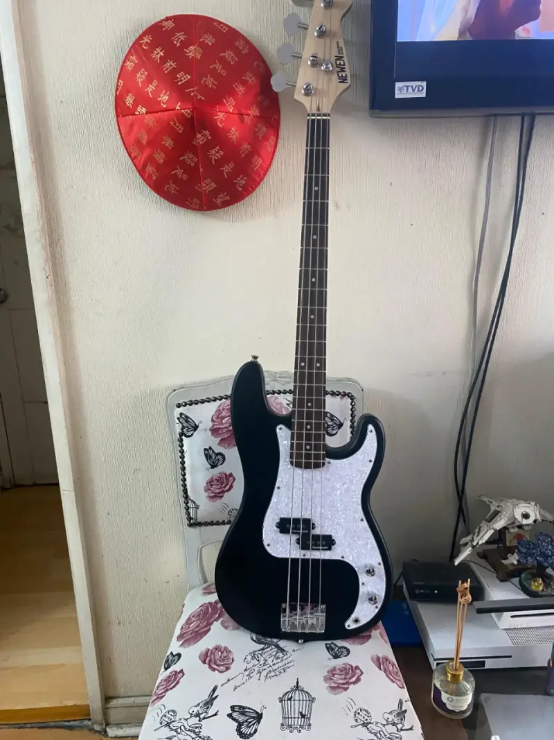 Bajo eléctrico negro Newen - 4