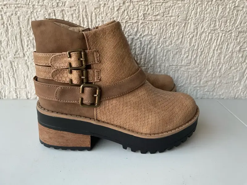 Botines marrones con hebillas - 1
