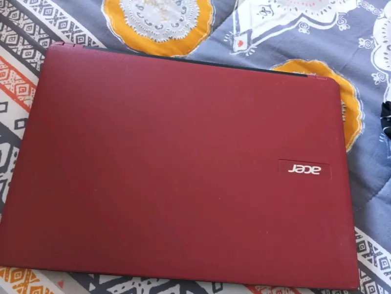 Portátil Acer rojo usado - 1