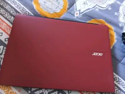Portátil Acer rojo usado - miniatura 1