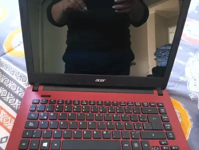 Portátil Acer rojo usado - miniatura 2