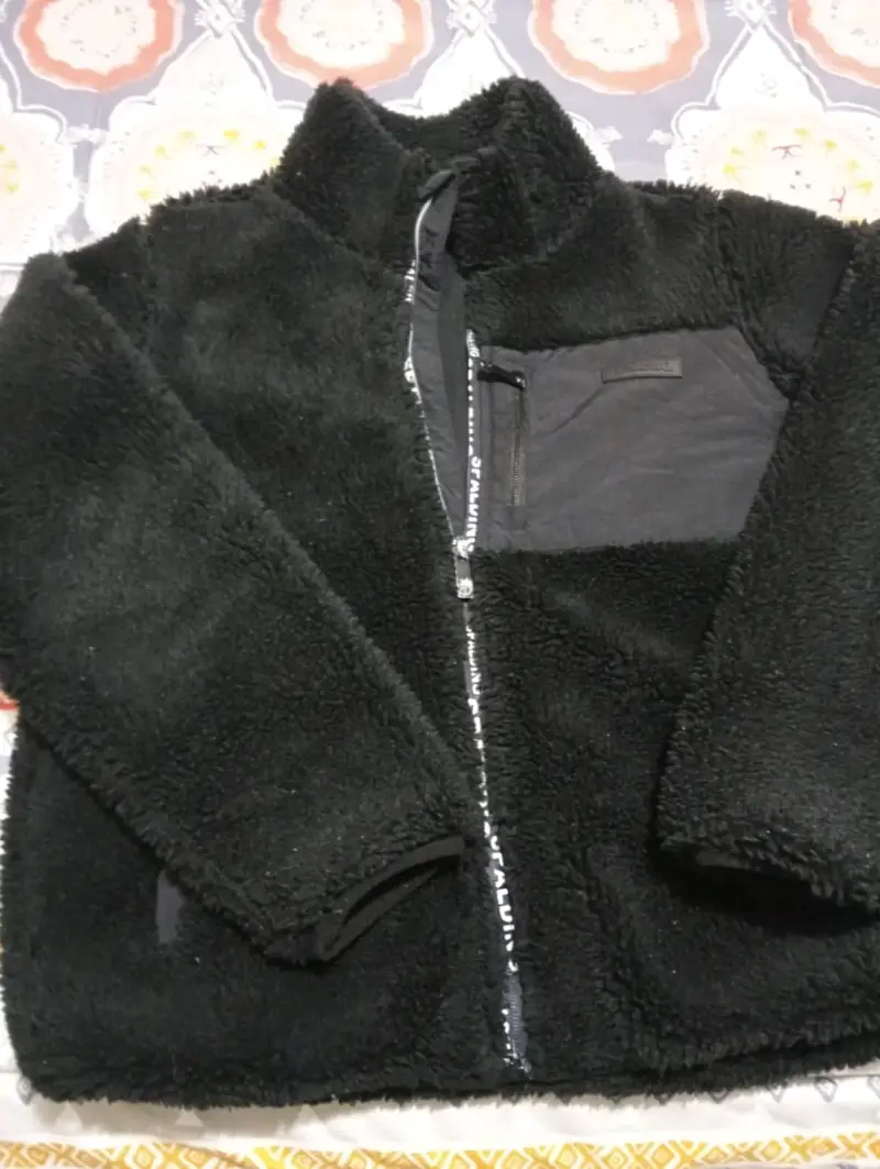 Chaqueta de polar negra