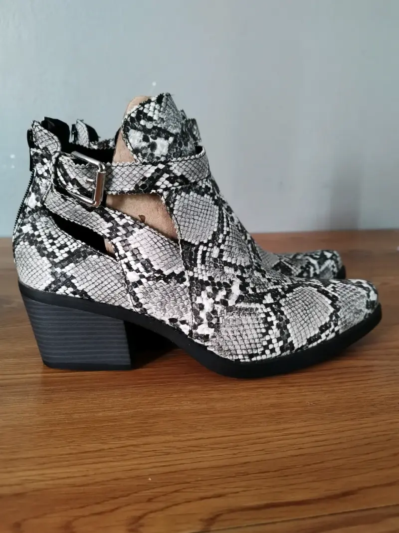 Botines de tacón estilo serpiente - 1