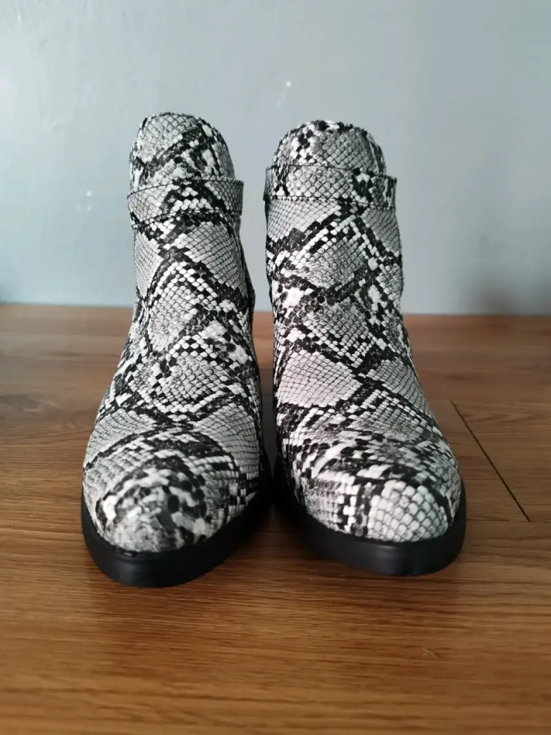 Botines de tacón estilo serpiente - 2