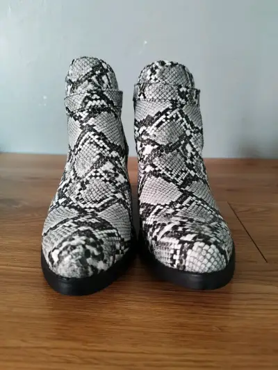 Botines de tacón estilo serpiente - miniatura 2