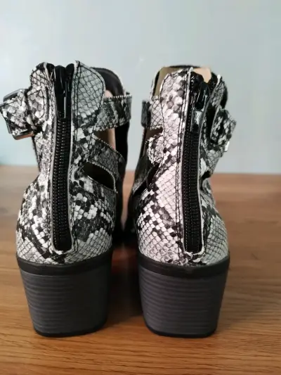 Botines de tacón estilo serpiente - miniatura 3