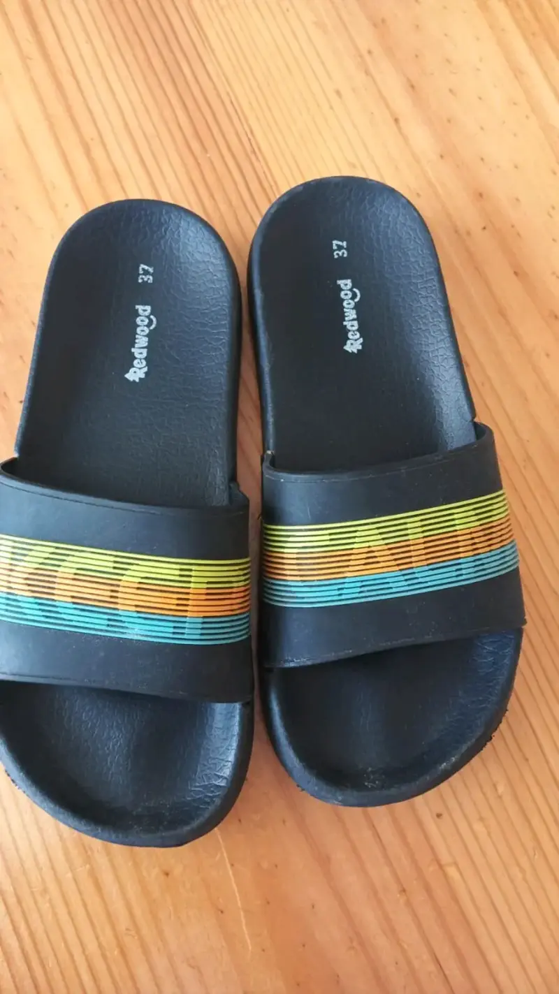 Sandalias negras estilo deportivo