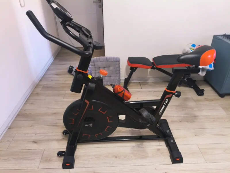Bicicleta estática negra y roja - 1