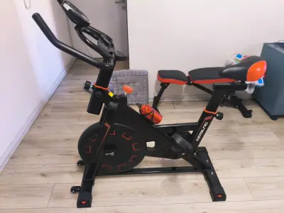 Bicicleta estática negra y roja - miniatura 1