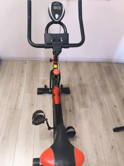 Bicicleta estática negra y roja - miniatura 2