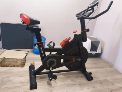 Bicicleta estática negra y roja - miniatura 3