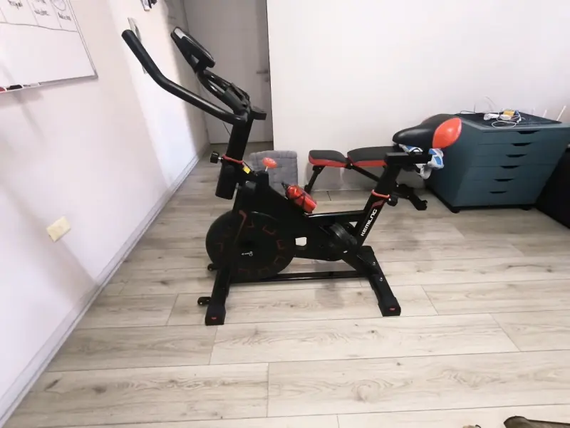 Bicicleta estática negra y roja - 4