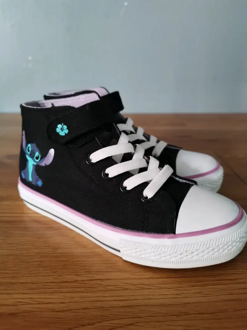 Zapatillas negras de niños con diseño - 1