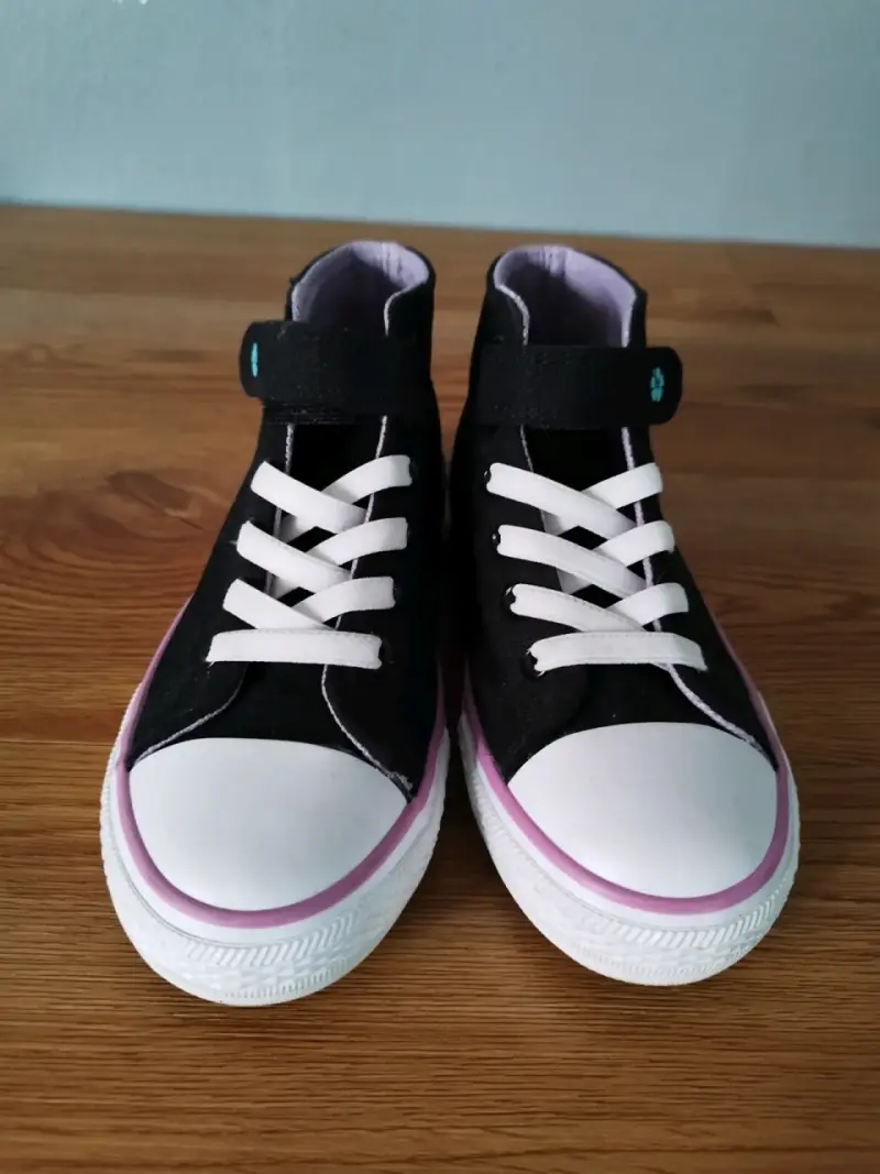 Zapatillas negras de niños con diseño - 2
