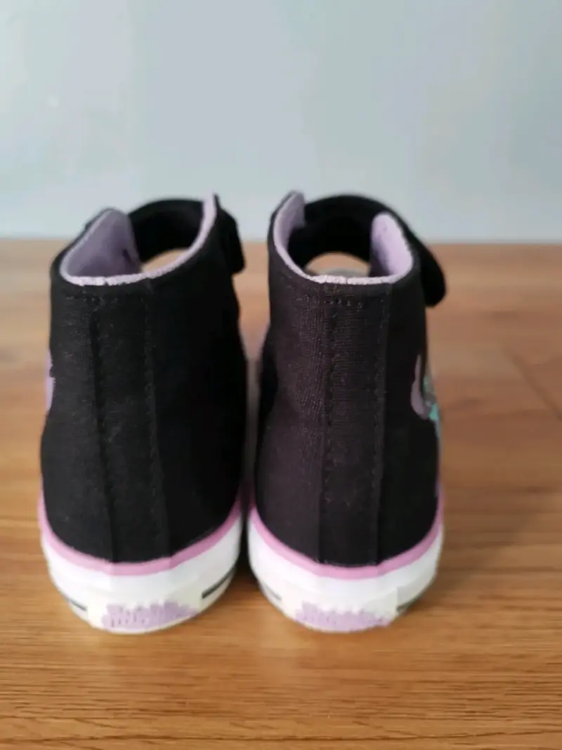 Zapatillas negras de niños con diseño - 3