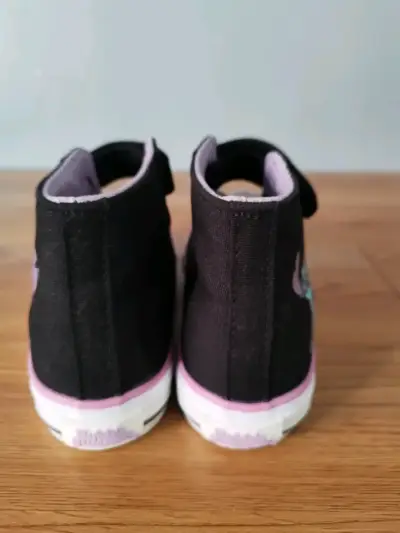 Zapatillas negras de niños con diseño - miniatura 3