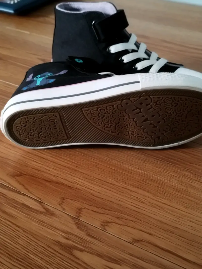 Zapatillas negras de niños con diseño - 5