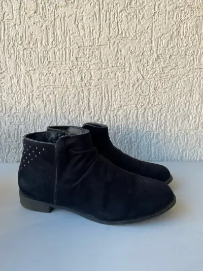 Botines negros con tachas - miniatura 1