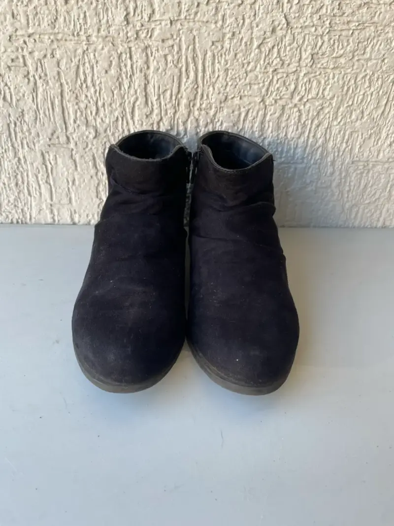 Botines negros con tachas - 2