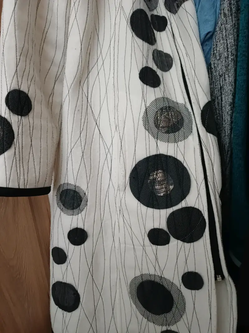 Abrigo blanco con círculos negros - 5