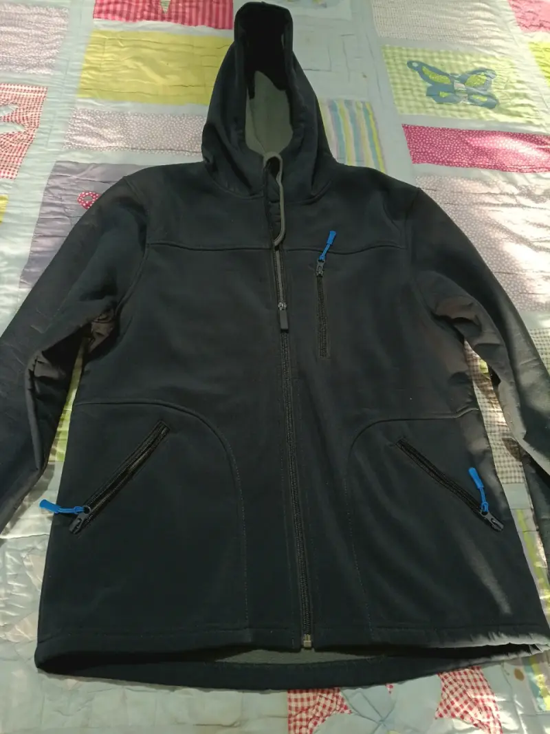 Polerón negro con capucha